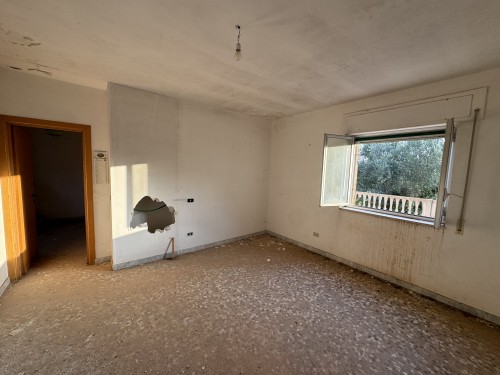 Villa Da Ristrutturare Con PdC Approvato Per Demolizione e Ricostruzione.